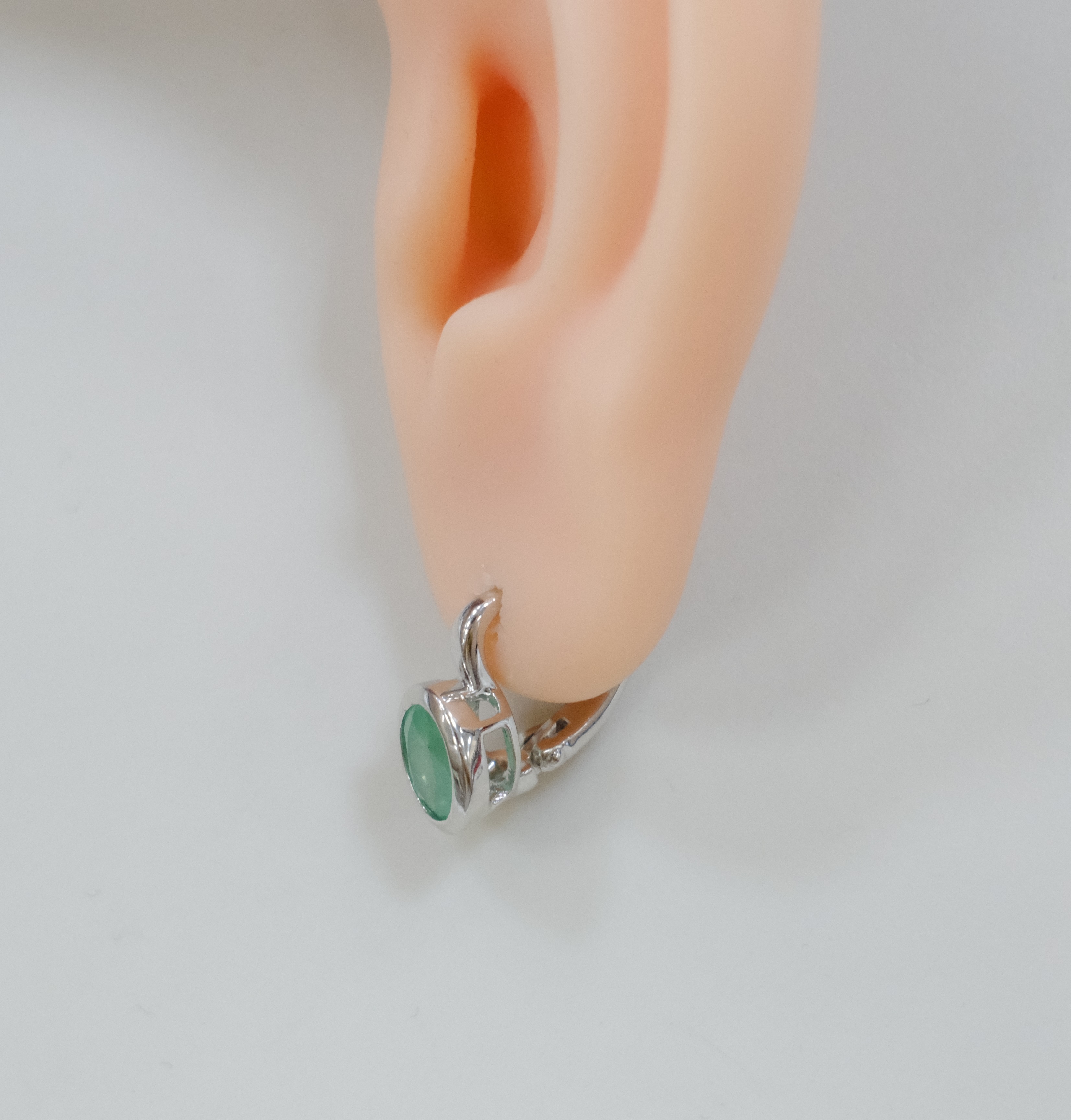 Серебряные серьги с изумрудами
